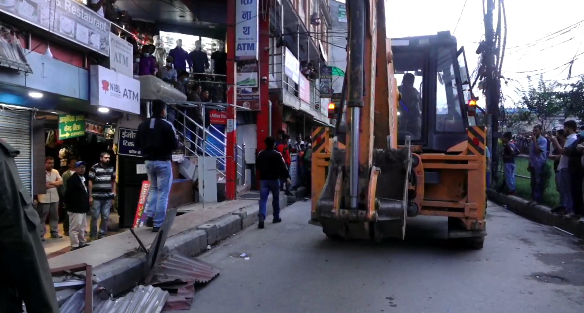 काठमाडौँ महानगरले एकैदिन भत्कायो ४० बढी अवैध संरचना
