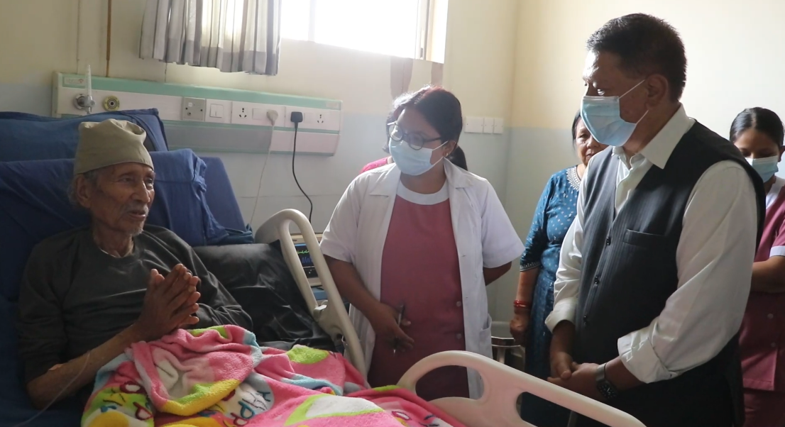 शताब्दी पुरुष जोशीलजाई भेट्न अस्पताल पुगे नेता सिंह