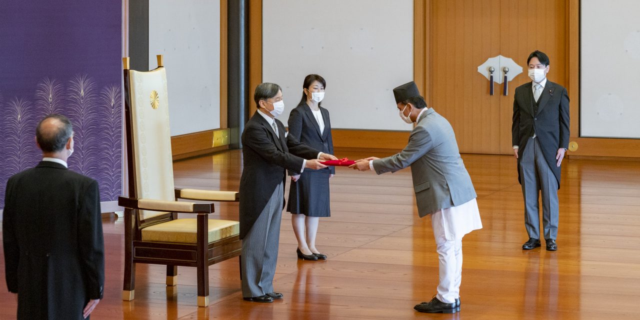 जापानका लागि नेपालका राजदूत डा. सुवेदीद्वारा ओहोदाको प्रमाणपत्र प्रस्तुत