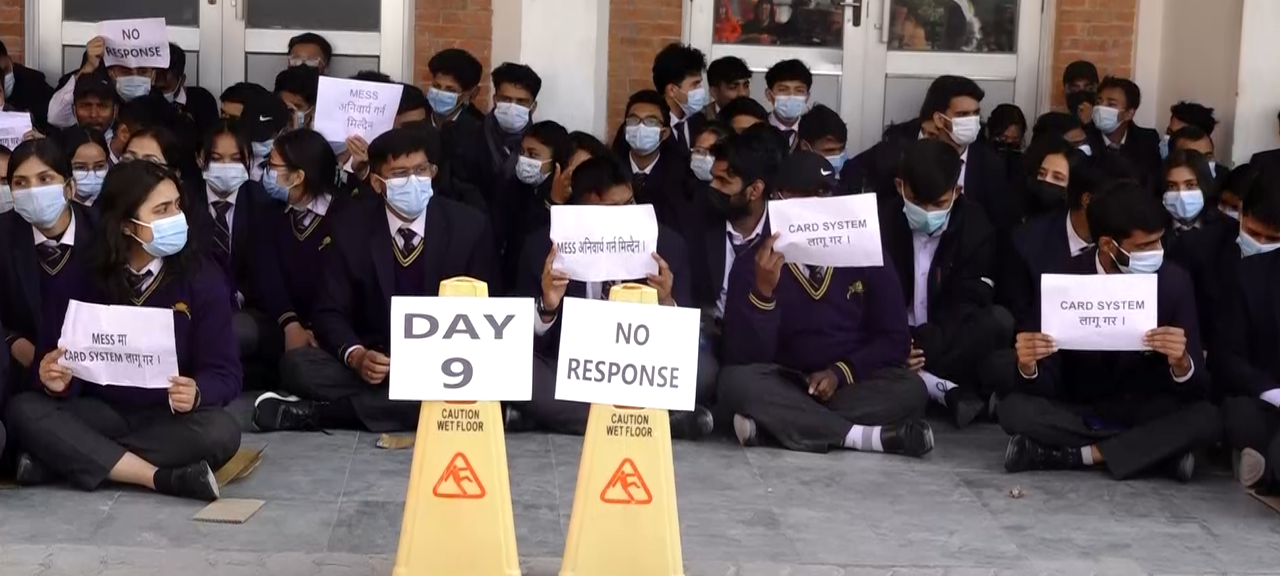 नेपाल मेडिकल कलेजका विद्यार्थी आन्दोलित, मेसमा ‘कार्ड प्रणाली’ लागू गर्न माग (तस्बिर)