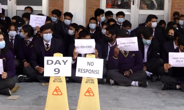 नेपाल मेडिकल कलेजका विद्यार्थी आन्दोलित, मेसमा ‘कार्ड प्रणाली’ लागू गर्न माग (तस्बिर)