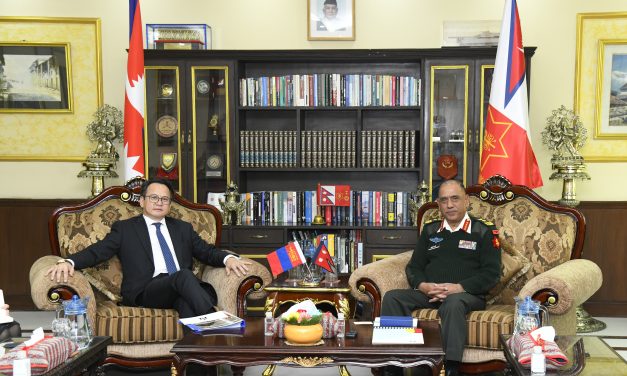 प्रधान सेनापति शर्मा र मंगोलियाका राजदूत डमबजावबीच भेटवार्ता