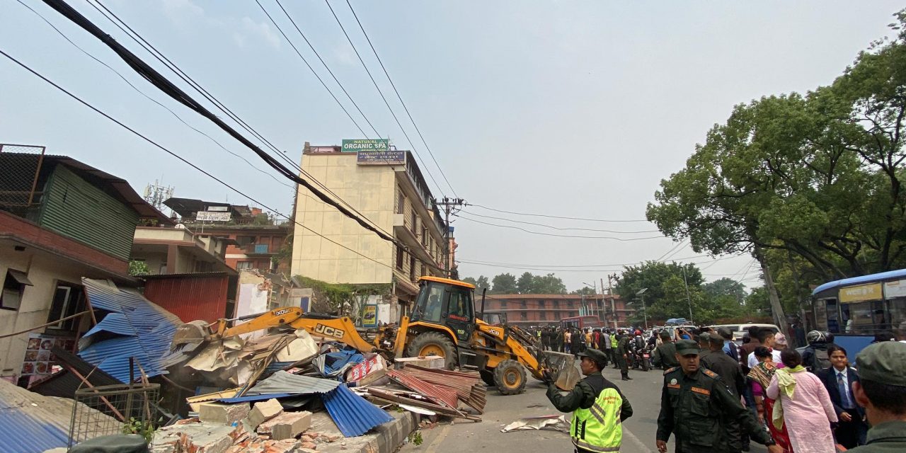 गौशालामा अतिक्रमण गरी बनाइएका घरमाथि महानगरको डोजर