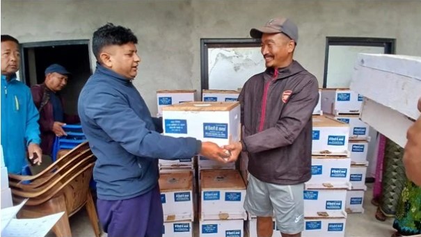 किसानलाई अनुदानमा मौरीसहितको घार वितरण