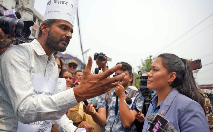 एकल प्रदर्शनमा उत्रिएका अध्यक्ष चापागाईं भेट्न शिक्षामन्त्री श्रेष्ठ माइतीघरमा