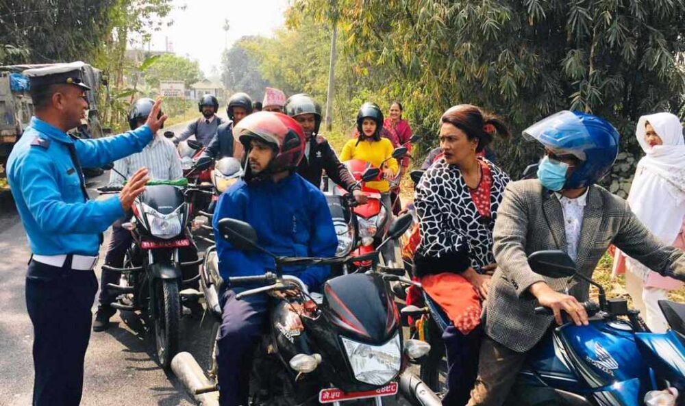 झापामा ट्राफिक प्रहरीको दुर्घटना न्यूनीकरण अभियान, दुई पाङ्ग्रे सवारी चालकसँग पाँच मिनेट