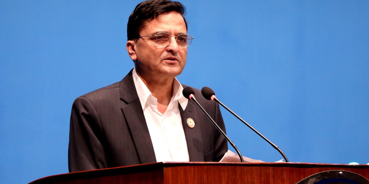 प्रचण्डलाई योगेश भट्टराईको सुझाव– ‘सिसाको घरमा बसेर अर्काको घरमा ढुङ्गा नहानौँ’