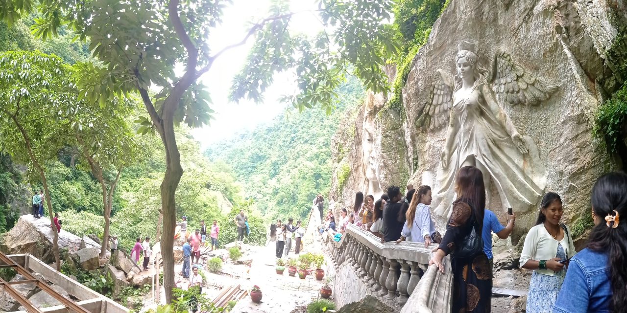 पर्यटकीयस्थल ऐनापहरातर्फ पर्यटकको आकर्षण