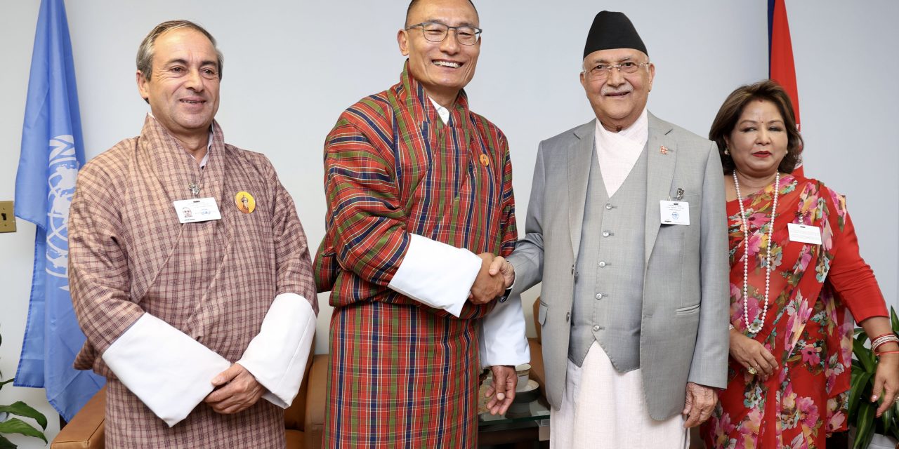 प्रधानमन्त्री ओली र भूटानका प्रधानमन्त्री तोग्बेबीच भेटवार्ता