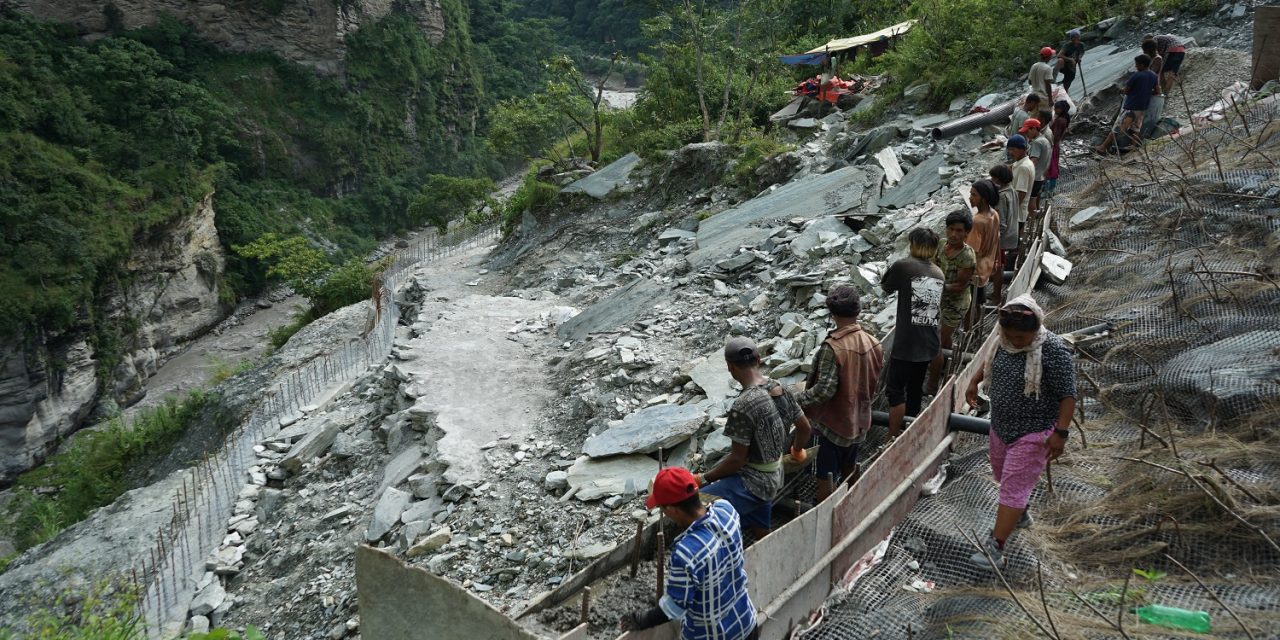 कालीगण्डकी करिडोर : पहिरो रोकथाम गर्न बैसरी अँधेरीखोलामा ‘रक एङ्करिङ’