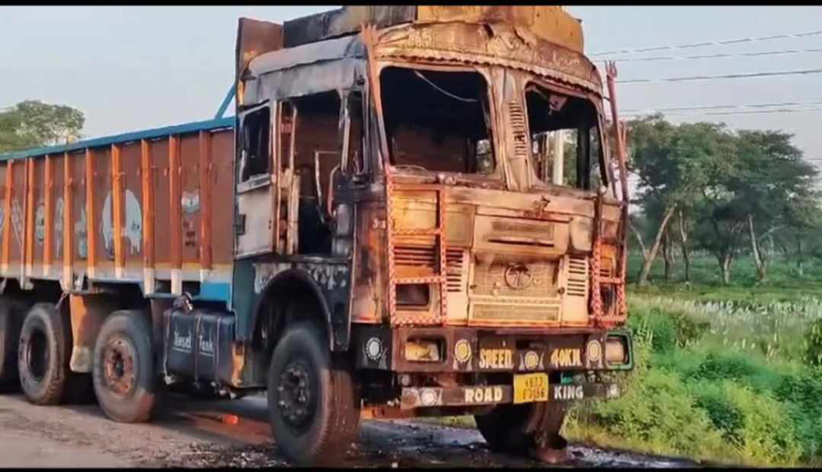 दुर्गा प्रसाईंका समर्थकले जलाए ३ वटा ट्रक, दुई जना पक्राउ