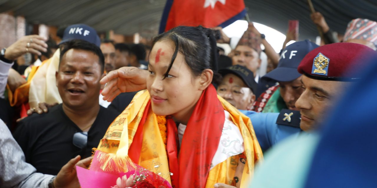 एसियन सिनियर कराते च्याम्पियन एरिका गुरुङलाई विमानस्थलमा भव्य स्वागत