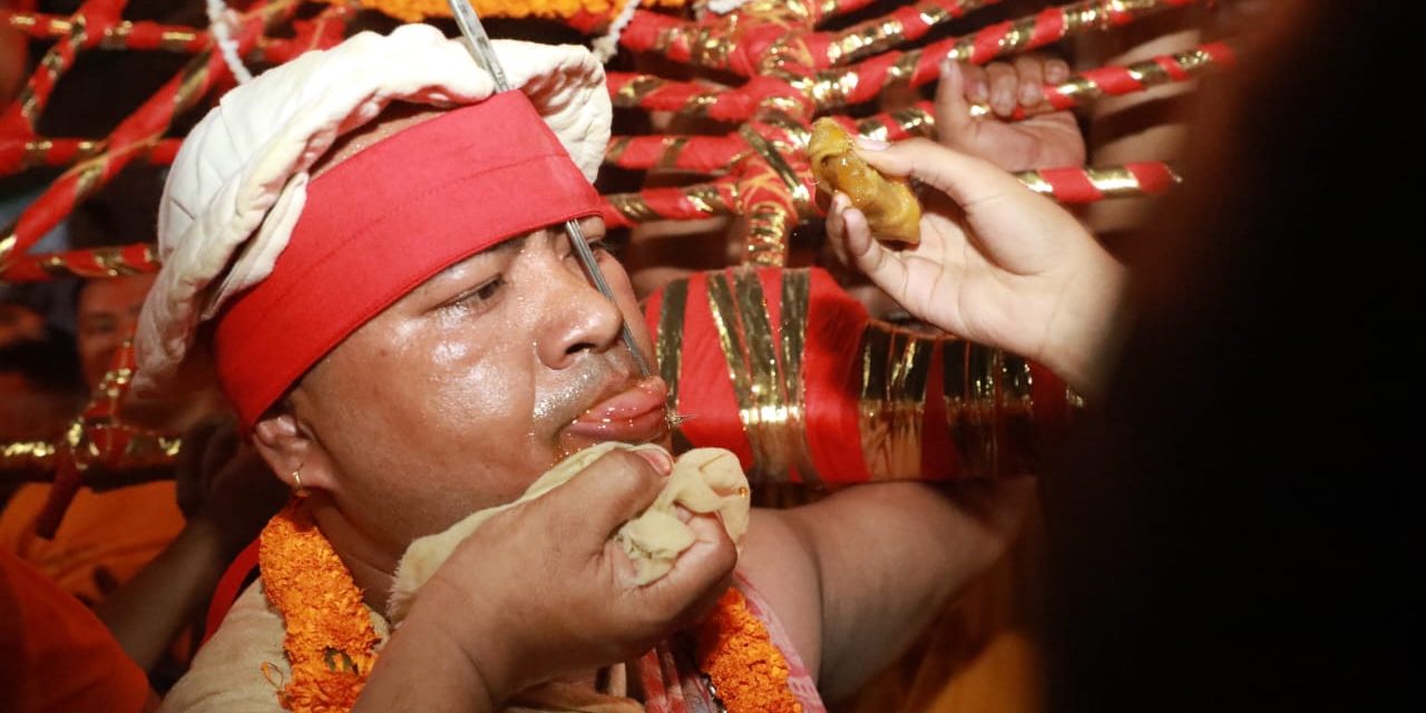 चौथो पटक जिब्रो छेडेर वीरेन्द्रभक्त दत्तात्रय र नवदुर्गा जाने
