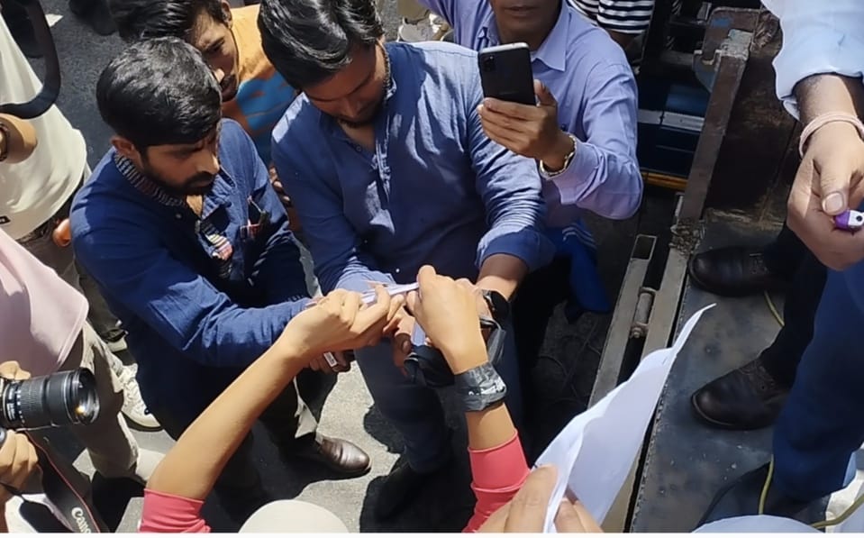 वृहत् मोर्चाद्वारा संविधान जलाएर विरोध प्रदर्शन (तस्बिरसहित)