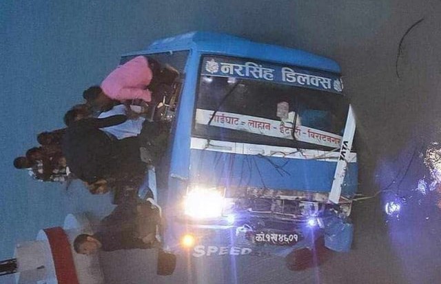 सप्तकोशीमा बस खस्यो, २० जनाको उद्दार