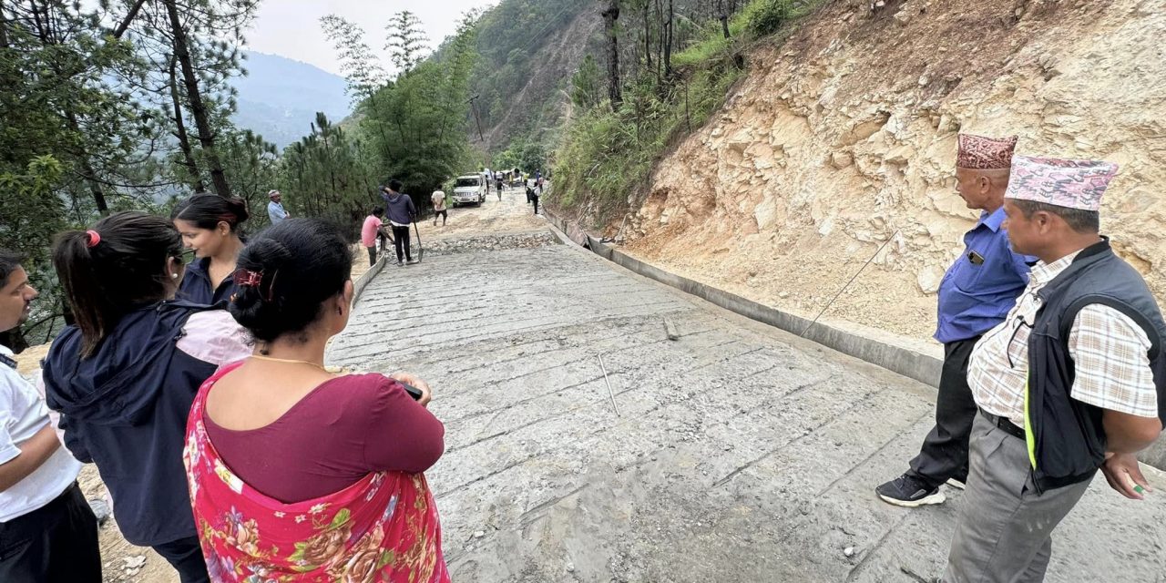 देउसीभैलो खेलेर सङ्कलित रकमले सडक ढलान