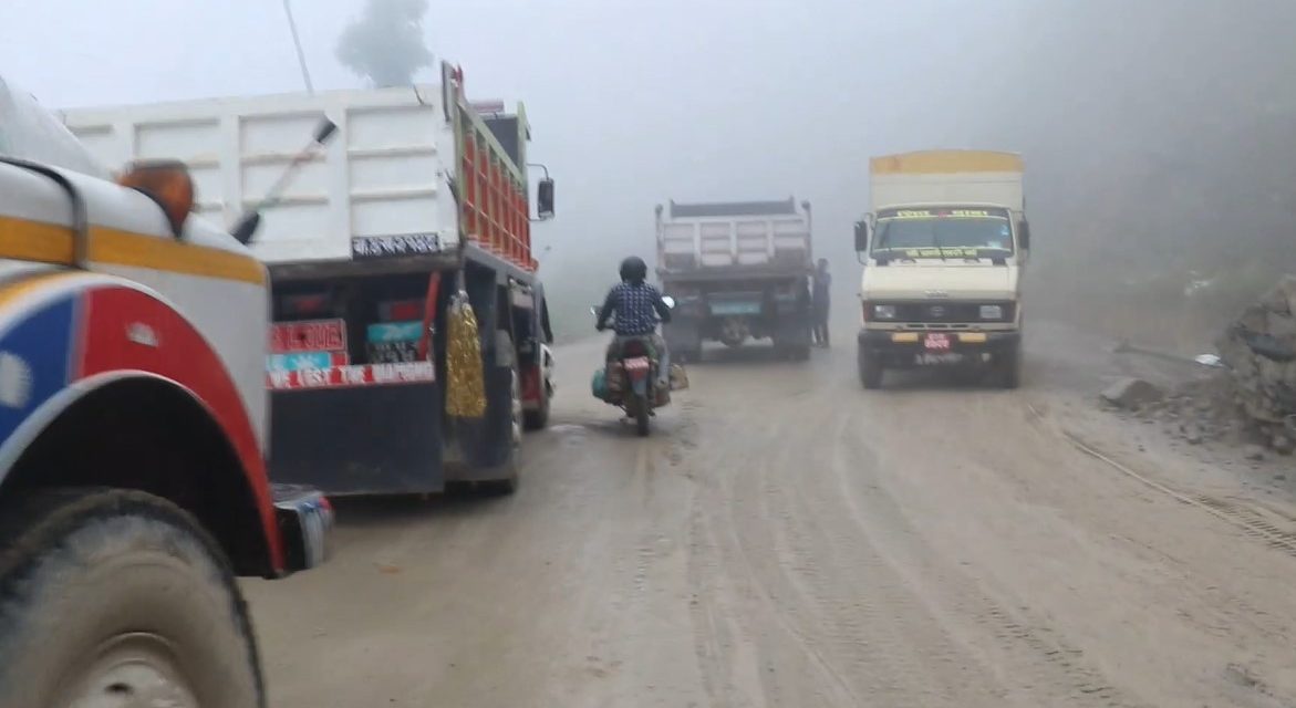 धुलिखेल–खावा सडक : आज र भोलि मालवाहक गाडी सञ्चालनमा रोक