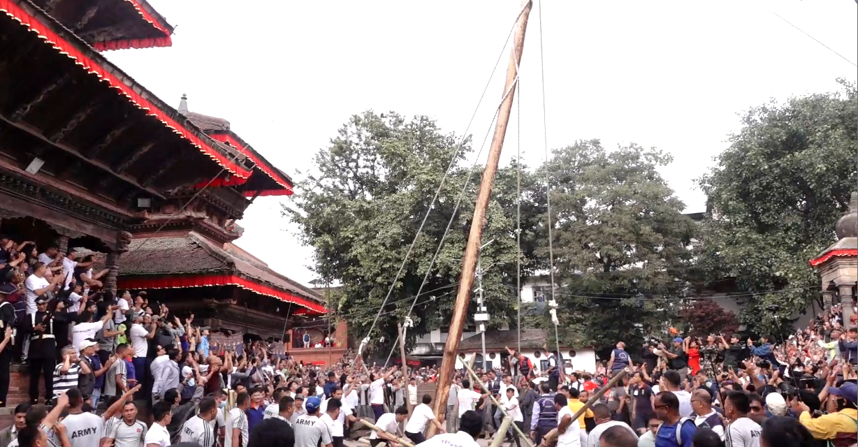 हनुमानढोकामा लिङ्गो ठड्याएर सुरु भयो इन्द्रजात्रा