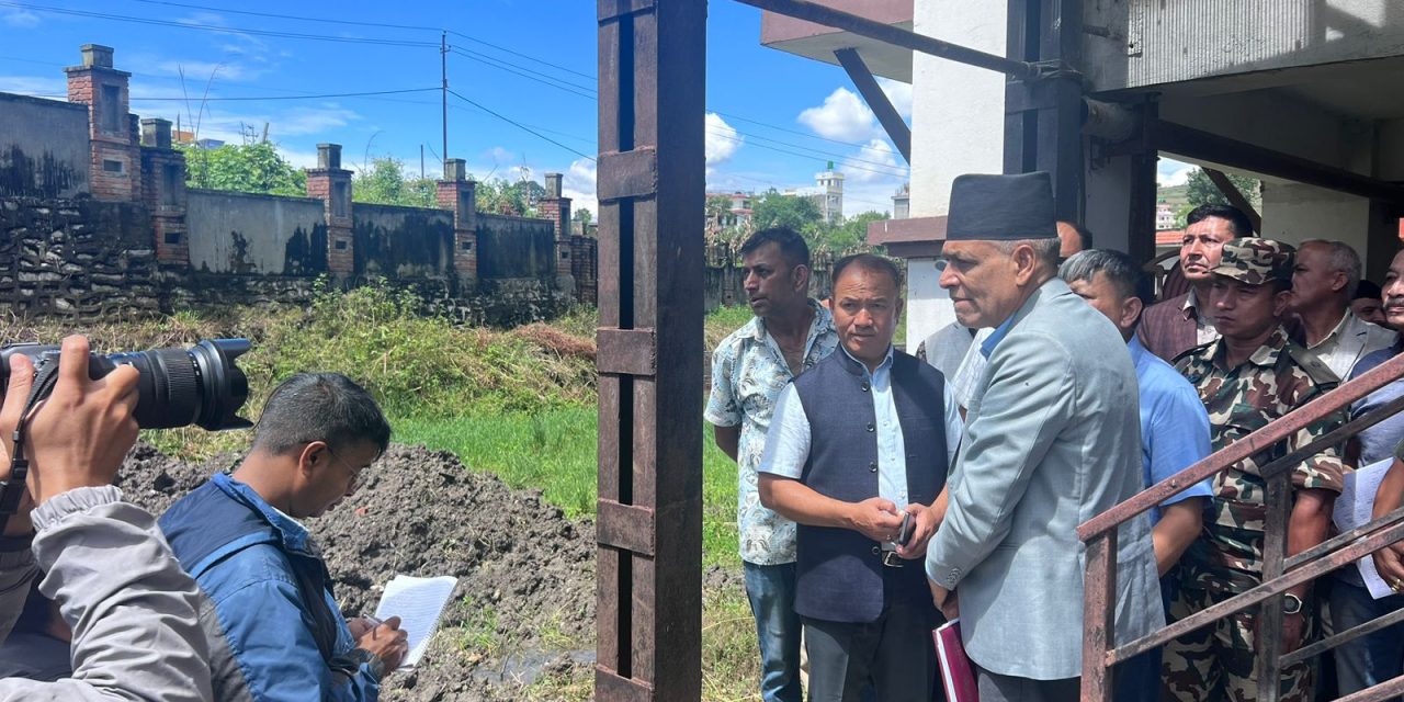 थोक बजार भवनको अवस्था बुझ्न चोभारमा कृषिमन्त्री अधिकारी