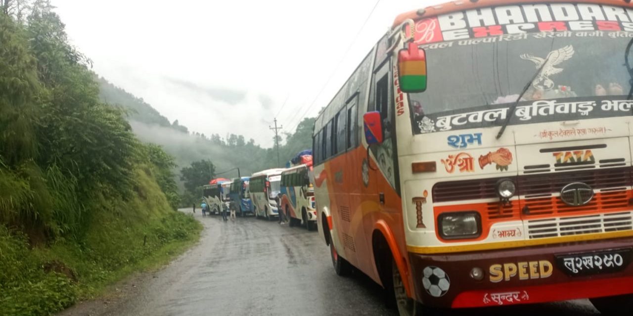 पहिरोले मध्यपहाडी लोकमार्ग अवरुद्ध