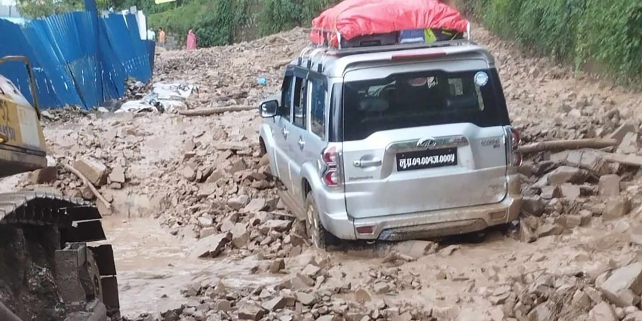 पहिरोले काठमाडौँ-मुग्लिङ सडक खण्ड अवरुद्ध