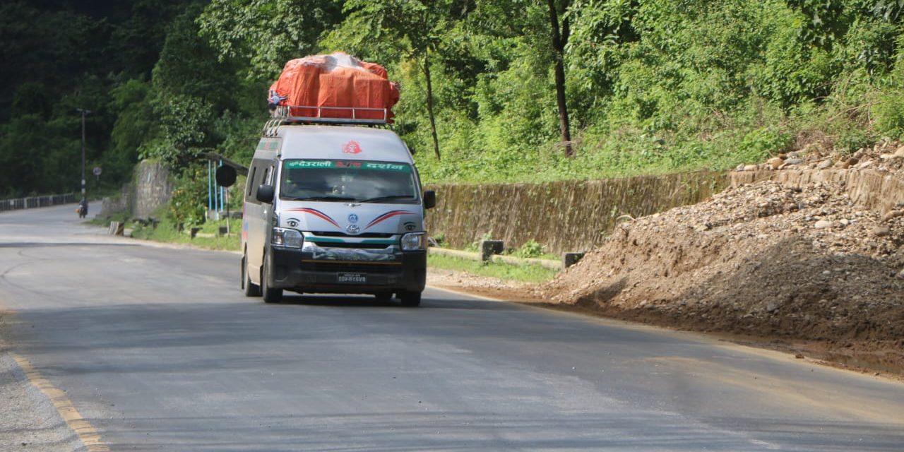 मुग्लिन–मलेखु सडक विस्तारका क्रममा सवारी नरोकिने
