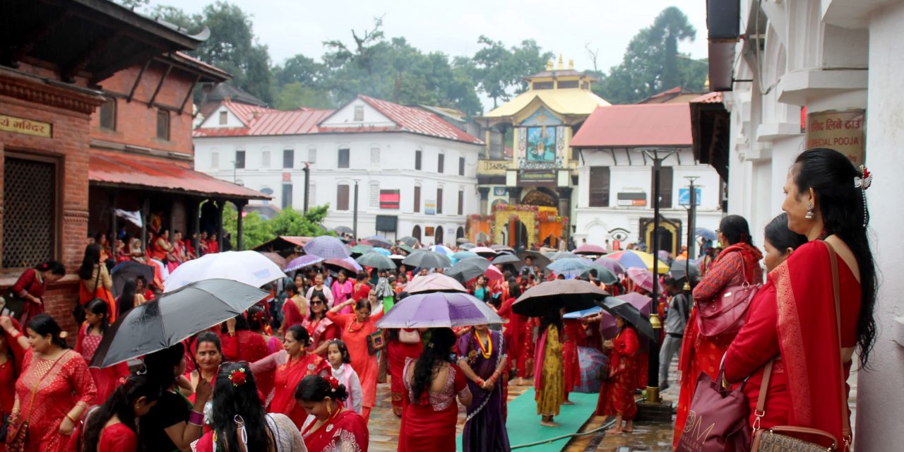 आज तिज : पशुपतिमा बिहानैदेखि भक्तजनको घुइँचो