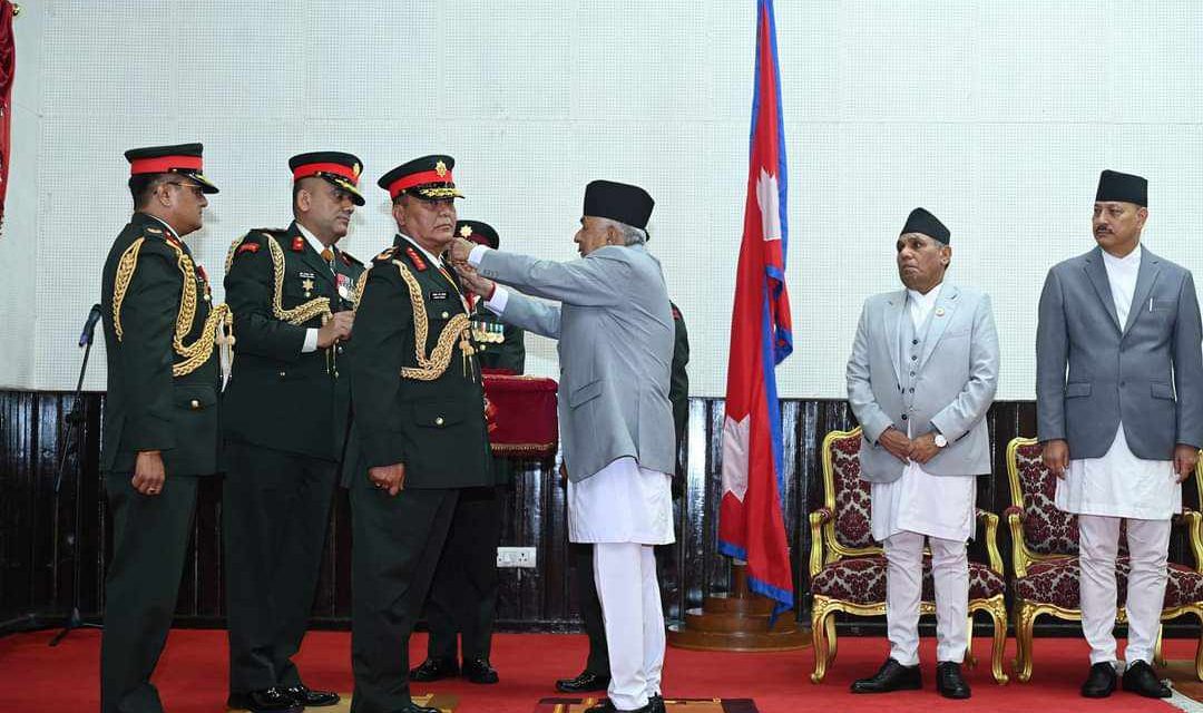 राष्ट्रपतिद्वारा नवनियुक्त प्रधानसेनापति सिग्देललाई पदको दर्ज्यानी चिन्ह प्रदान