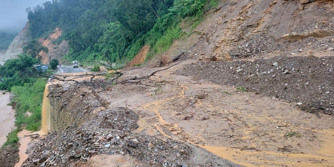 पहिरोले पृथ्वीराजमार्ग अवरुद्ध