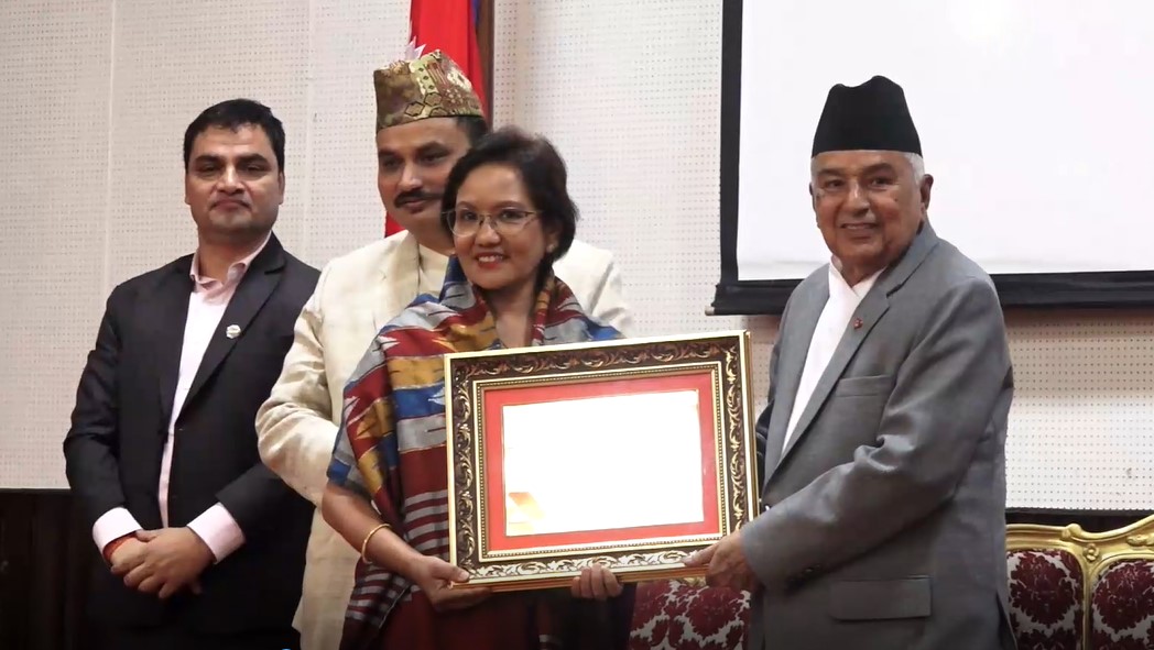 राष्ट्रपति पौडेलद्वारा वरिष्ठ महिला चिकित्सकहरूलाई सम्मान