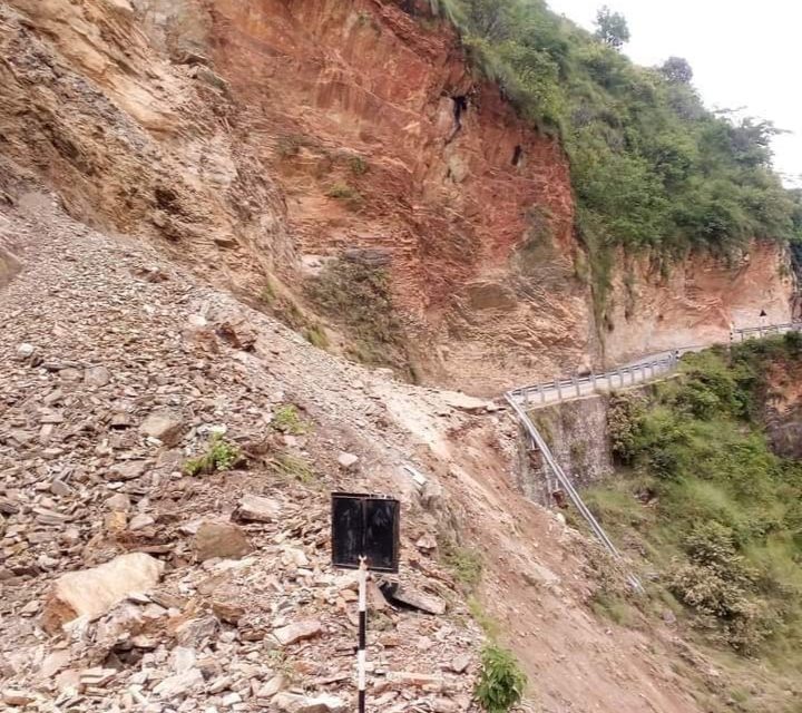काभ्रेभिरमा पहिरो खस्दा बेँसीसहर–चामे सडक अवरुद्ध