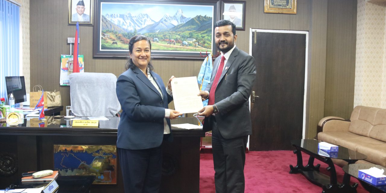 खानेपानीमन्त्री यादव र सचिव बज्राचार्यबीच कार्यसम्पादन करार सम्झौता