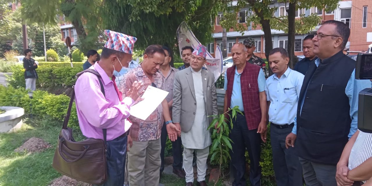 जलवायु परिवर्तनको असरबाट बच्न फलफूलका बिरुवा रोप्नुपर्छ : मन्त्री ठकुरी