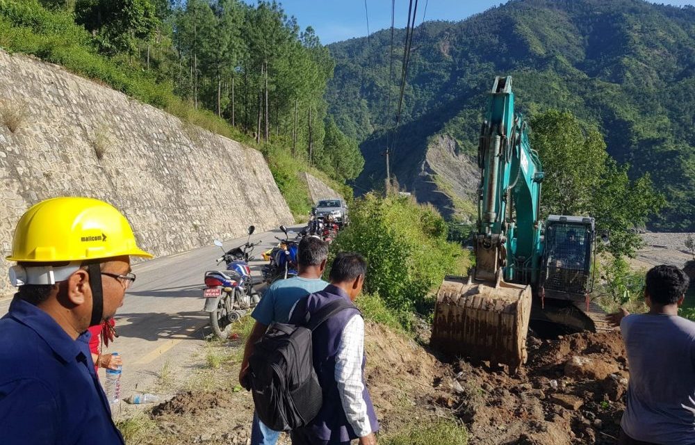 भकुण्डे–तेमाल मेच्छेपौवा बाटो खुल्यो, बिपी राजमार्गमा रोकिएका सवारी वैकल्पिक बाटोबाट जाँदै