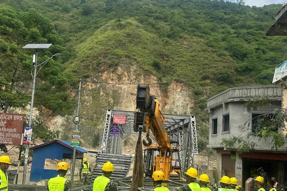 नेपाली सेनाद्वारा सुनकोशी नदीमा वेली वृज जडान कार्य सुरु