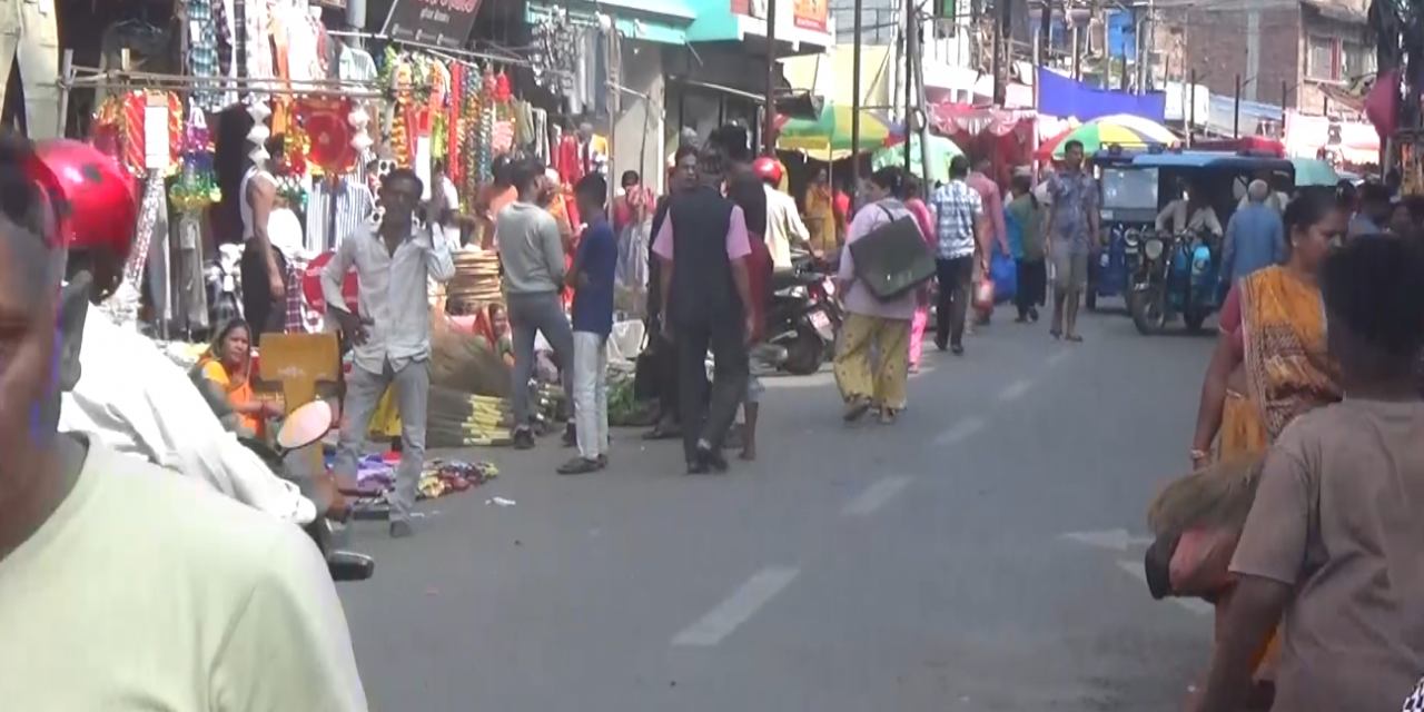 तिहारको किनमेलका लागि विराटनगर बजारमा उपभोक्ताको भिड