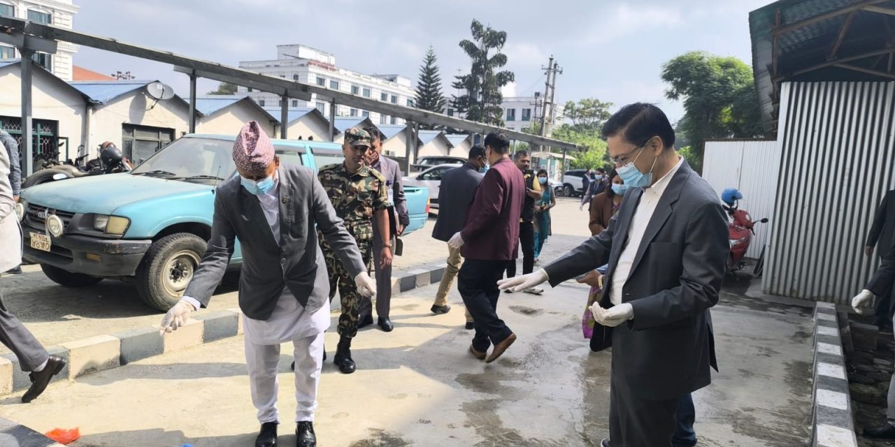 सिँचाइमन्त्री खड्का सरसफाइ अभियानमा सहभागी