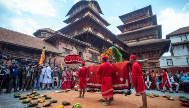 बिहीबार हनुमानढोका दसैँ घरमा फूलपाती भित्र्याइँदै
