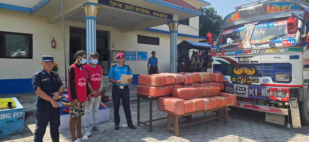 ३९२ केजी गाँजा ल्याएको ट्यान्कर गाडीसहित दुई जना प्रहरी नियन्त्रणमा
