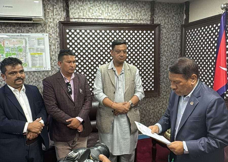ग्रामीण क्षेत्रका सडक मर्मत गरिदिन मन्त्री सिंहलाई ईन्द्र बानियाँको आग्रह