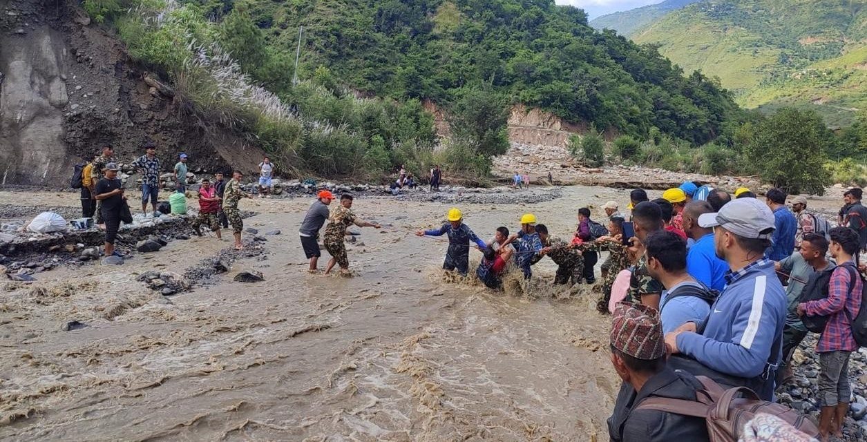 नेपाली सेनाद्वारा बाढीपहिरो प्रभावित १९४ स्थानबाट ९८९ जनाको उद्दार