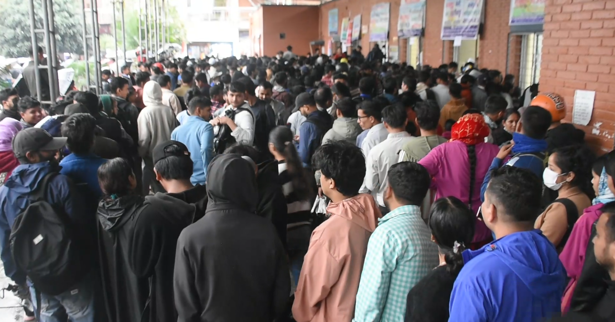 यात्रुको गुनासो : टिकट छैन, बाटोको अवस्था यस्तो छ, कसरी घर जाने !