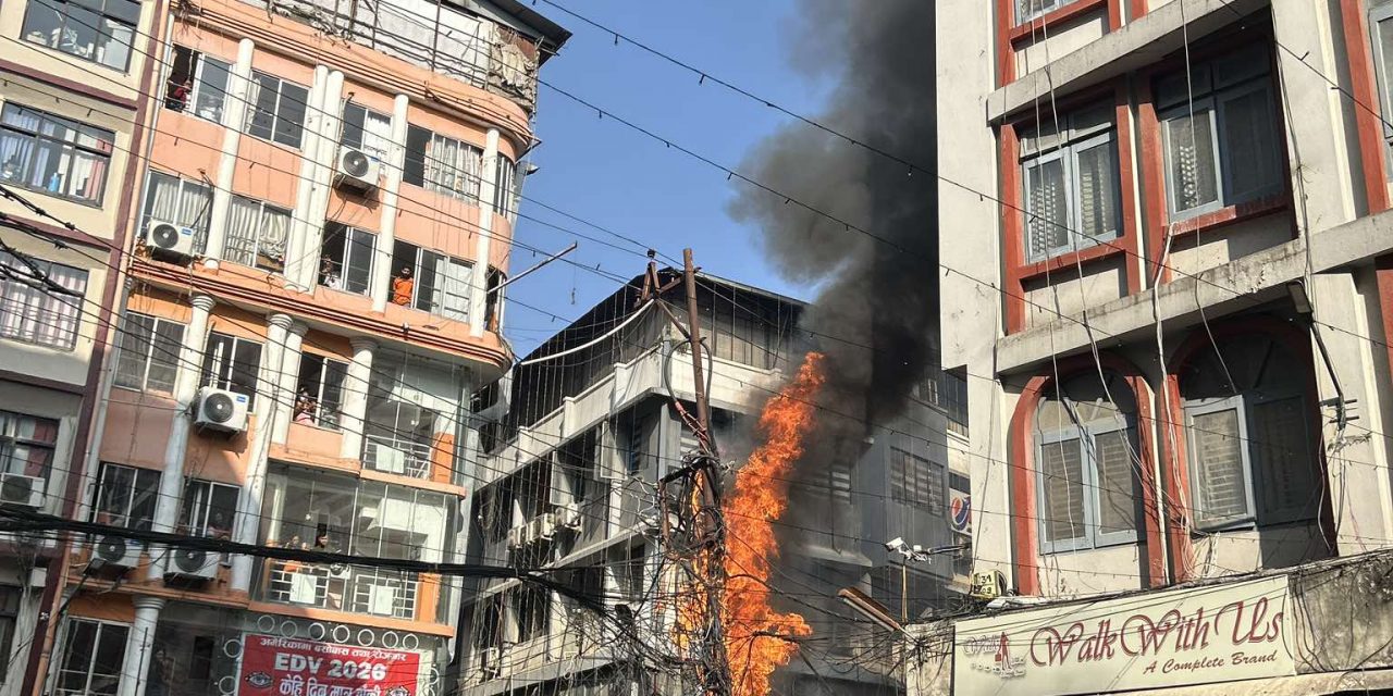 न्युरोडको बिजुली पोलमा आगलागी, दमकल ढिलो आउँदा स्थानिय आक्रोशित