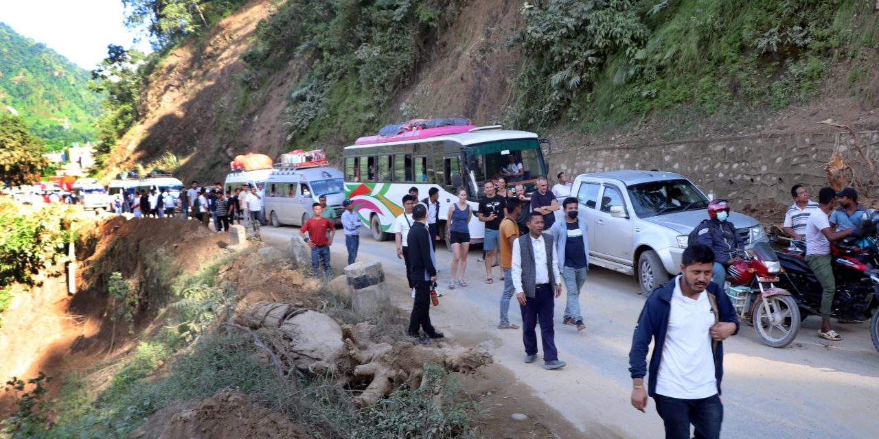 ६ स्थानमा राजमार्ग अवरुद्ध, चार ठाउँमा एकतर्फी यातायात सञ्चालन