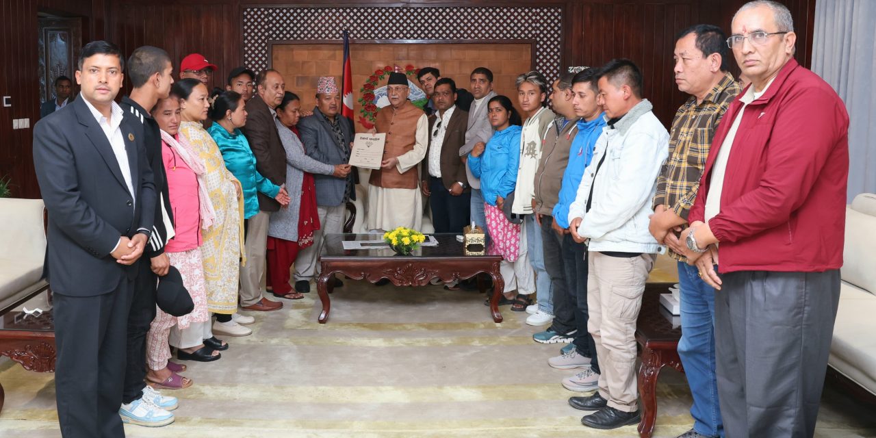 बाढीपहिरोबाट निधन भएका फुटबल खेलाडीका परिवारद्वारा प्रधानमन्त्रीको ध्यानाकर्षण
