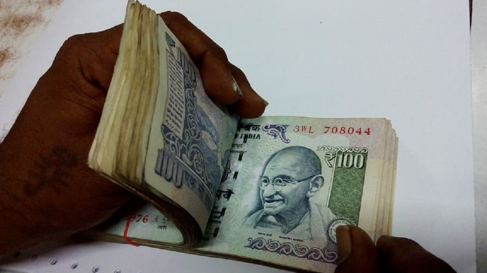 भारु एक सयको १६६ रुपैयाँ तिर्दै नेपाली ग्राहक