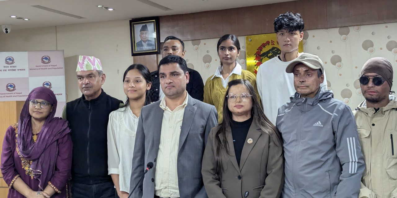 निःशुल्क उपचारबाट खुशी जलनपीडितले स्वास्थ्य मन्त्रीलाई दिए धन्यवाद