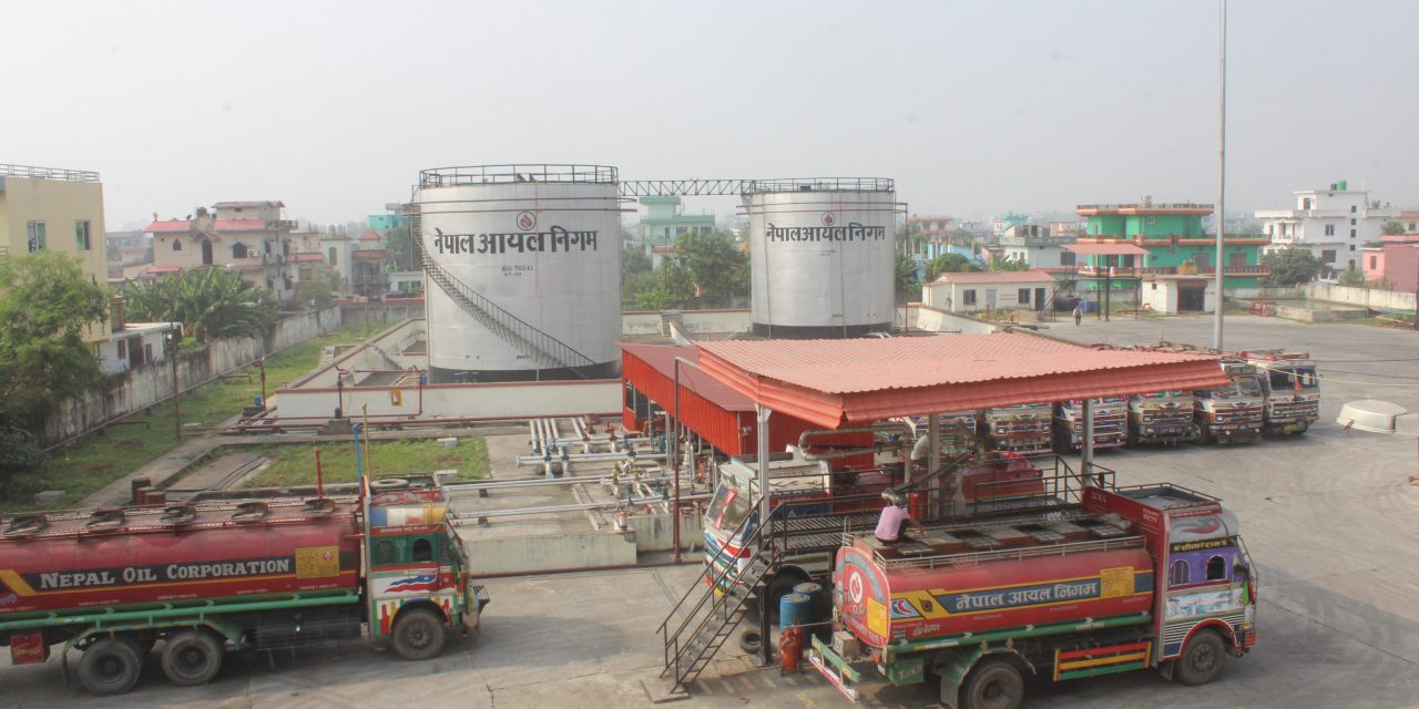 धनगढीको इन्धन डिपोबाट स्थानीय अहोरात्र त्रसित, चाँडो स्थानान्तरणको माग