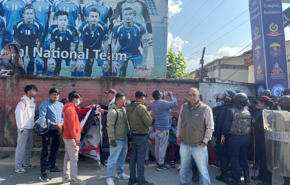 सिस्नेरी पहिरोमा ज्यान गुमाउनेका परिवारद्वारा एन्फा कम्प्लेक्समा धर्ना
