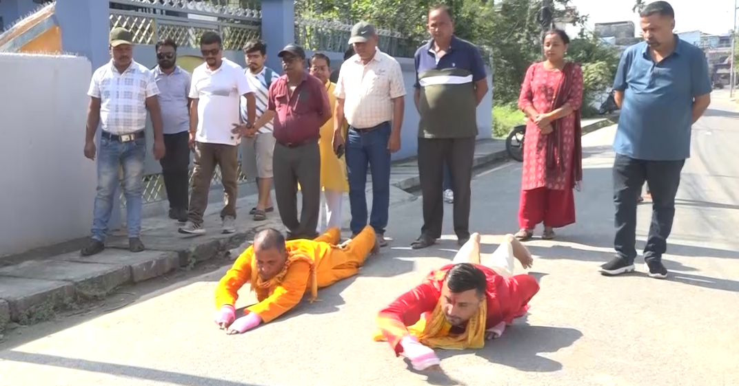 हिन्दु राष्ट्रको माग राख्दै प्रदेशसभा सदस्य पराजुलीद्वारा दण्ड प्रणाम यात्रा